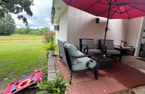Brenham House | Secluded-Prvt fishing-Close to dwntn-firepit-paddleboat-nature trail-KING bed