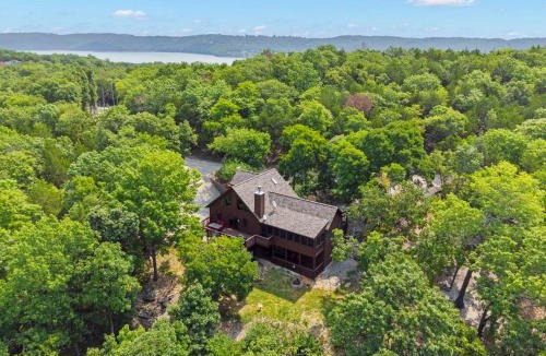 Lampe House | Secluded-Pvt Hot Tub-Free Daily Tickets-Walk to Table Rock Lake