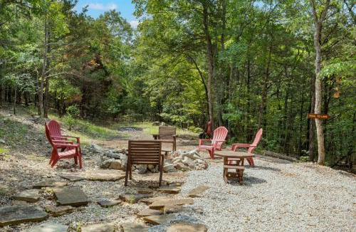 Lampe House | Secluded-Pvt Hot Tub-Free Daily Tickets-Walk to Table Rock Lake