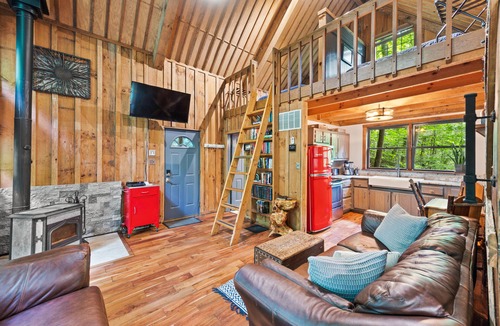 Campton Cabin | Secluded Red River Gorge Pet-Friendly Cabin on 6 acres