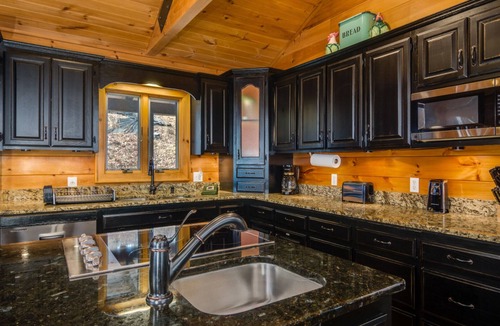 Hemp Cabin | SECLUDED RETREAT-STUNNING MTN VIEWS-MASTER ON MAIN-POOL TABLE-ARCADE-FIRE PIT