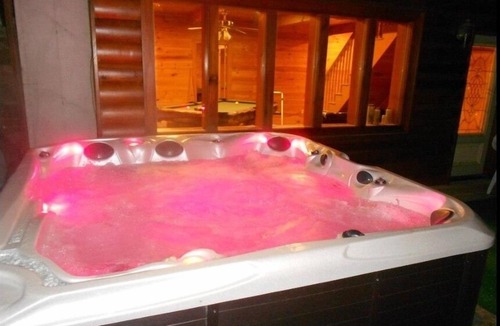 Hemp Cabin | SECLUDED RETREAT-STUNNING MTN VIEWS-MASTER ON MAIN-POOL TABLE-ARCADE-FIRE PIT