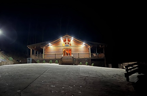 Hemp Cabin | SECLUDED RETREAT-STUNNING MTN VIEWS-MASTER ON MAIN-POOL TABLE-ARCADE-FIRE PIT