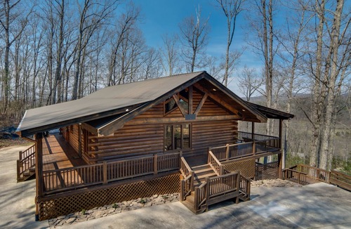 Hemp Cabin | SECLUDED RETREAT-STUNNING MTN VIEWS-MASTER ON MAIN-POOL TABLE-ARCADE-FIRE PIT