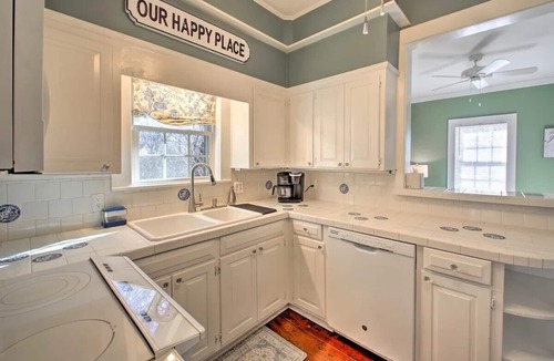 Hot Springs House | Secluded Retreat with Pool, King Beds in a Historic District, 2 mi from Oaklawn!