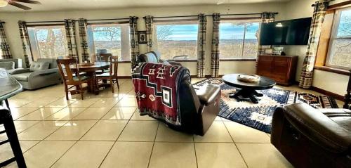 Tahlequah House | Secluded Riverfront Cabin with Bluff Views, Gated Privacy & Scenic Trail Access in Tahlequah, Oklahoma