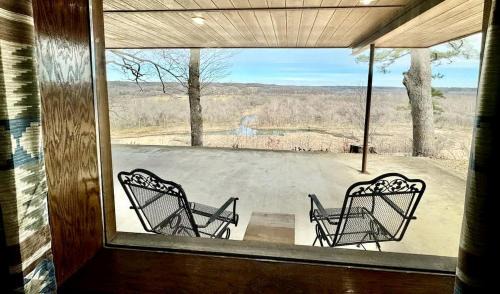Tahlequah House | Secluded Riverfront Cabin with Bluff Views, Gated Privacy & Scenic Trail Access in Tahlequah, Oklahoma