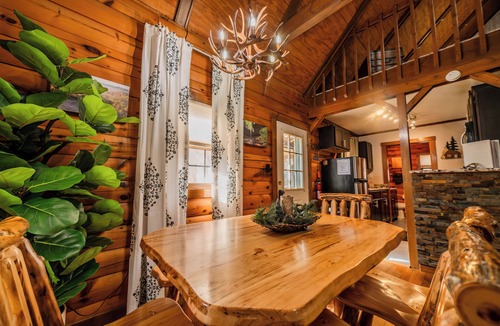 Rockbridge Cabin | Secluded Romantic Getaway/Creek View/Hot Tub/Fire Pit/Heart of HK/Pet Friendly