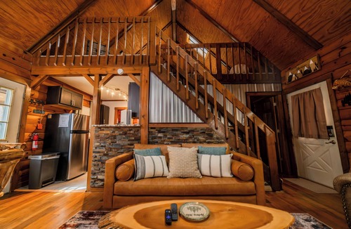 Rockbridge Cabin | Secluded Romantic Getaway/Creek View/Hot Tub/Fire Pit/Heart of HK/Pet Friendly