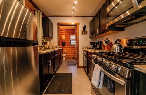 Rockbridge Cabin | Secluded Romantic Getaway/Creek View/Hot Tub/Fire Pit/Heart of HK/Pet Friendly