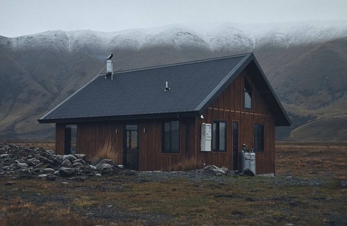 Ben Ohau Cabin | Secluded Rustic Cabin near Twizel