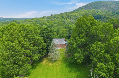 Monroe House | Secluded Sanctuary in Nature