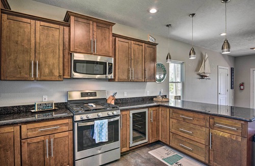 El Lago House | Secluded Seabrook Waterfront Home w/Patio!