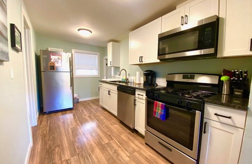 Powellhurst-Gilbert House | Secluded Small 2BR home, Washer/Dryer, Private Parking.