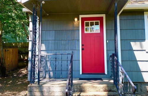 Powellhurst-Gilbert House | Secluded Small 2BR home, Washer/Dryer, Private Parking.