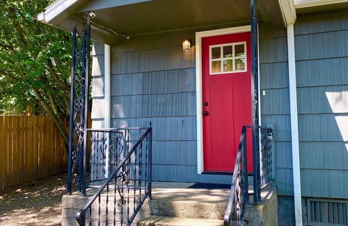 Powellhurst-Gilbert House | Secluded Small 2BR home, Washer/Dryer, Private Parking.