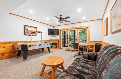 The Galena Territory Cabin | Secluded Spacious Cabin with Large Bedrooms and Huge Deck & Hot Tub