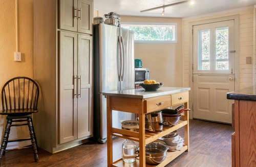 Kenilworth House | Secluded Spacious Cottage with Mountain views 1 mile to Downtown