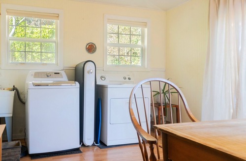 Kenilworth House | Secluded Spacious Cottage with Mountain views 1 mile to Downtown