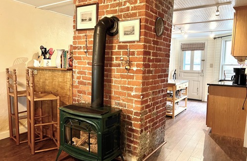 Kenilworth House | Secluded Spacious Cottage with Mountain views 1 mile to Downtown