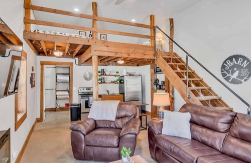 Joelton Apartment | Secluded Stay The Den at J-Barn