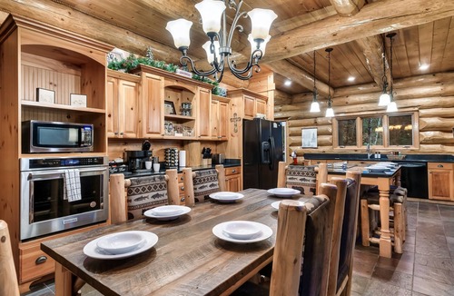 Pittman Center Cabin | Secluded Streamside Retreat | Hot Tub, Fire Pit. 4 King Suites Sleeps 12