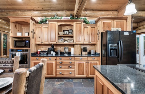 Pittman Center Cabin | Secluded Streamside Retreat | Hot Tub, Fire Pit. 4 King Suites Sleeps 12