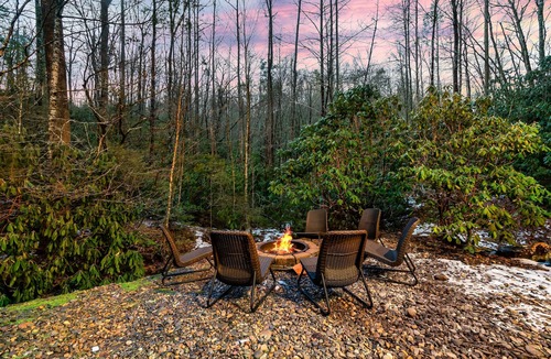 Pittman Center Cabin | Secluded Streamside Retreat | Hot Tub, Fire Pit. 4 King Suites Sleeps 12