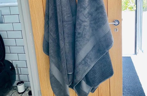 Pill House | Secluded Studio Apartment with Gated Private Parking, Abbots Leigh