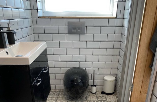 Pill House | Secluded Studio Apartment with Gated Private Parking, Abbots Leigh