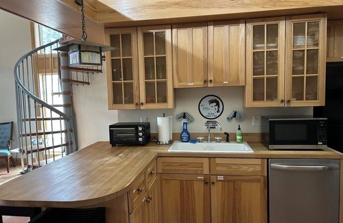 Iowa City Apartment | Secluded studio getaway- only 4 miles from Downtown Iowa City