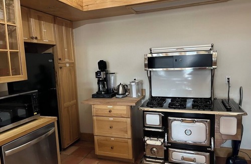 Iowa City Apartment | Secluded studio getaway- only 4 miles from Downtown Iowa City