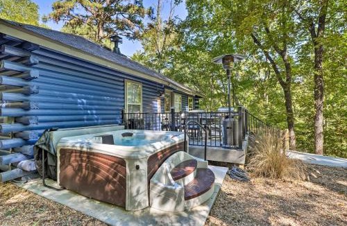 Kimberling City House | Secluded Table Rock Lake/Branson Cabin w/Hot Tub!