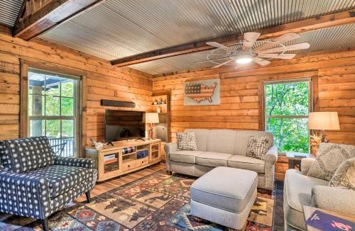 Kimberling City House | Secluded Table Rock Lake/Branson Cabin w/Hot Tub!