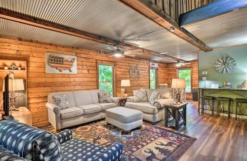 Kimberling City House | Secluded Table Rock Lake/Branson Cabin w/Hot Tub!