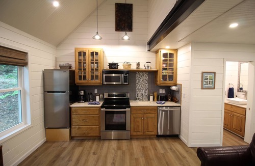 Branson Cabin | Secluded Treehouse in the Woods - 10 minutes to Branson Landing & SDC!