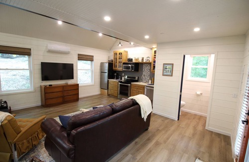 Branson Cabin | Secluded Treehouse in the Woods - 10 minutes to Branson Landing & SDC!