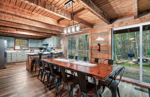Gatlinburg - Pigeon Forge Cabin | Secluded, Views, and Close to Everything!