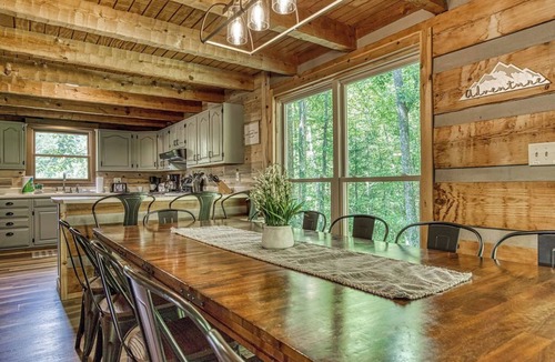 Gatlinburg - Pigeon Forge Cabin | Secluded, Views, and Close to Everything!