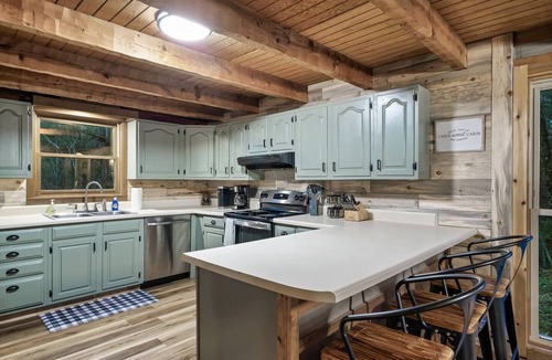 Gatlinburg - Pigeon Forge Cabin | Secluded, Views, and Close to Everything!