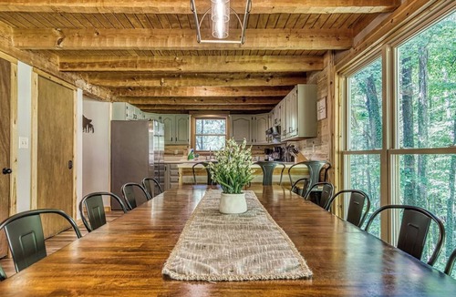 Gatlinburg - Pigeon Forge Cabin | Secluded, Views, and Close to Everything!