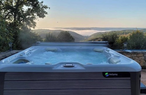 Beynac-et-Cazenac Villa | Secluded Villa with Infinity Pool & Hot Tub