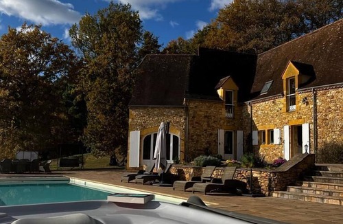 Beynac-et-Cazenac Villa | Secluded Villa with Infinity Pool & Hot Tub