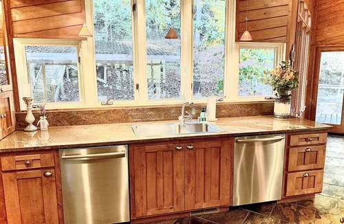 Eureka Springs House | Secluded Waterfront Lakehouse!- Gourmet kitchen, private swim dock, fire pit!