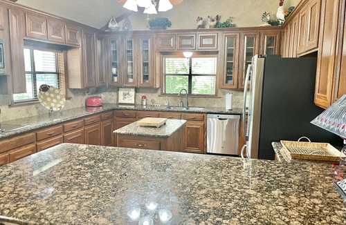 Bryan House | Secluded Whoop Acre Ranch SLEEPS 25-LOADED with entertainment