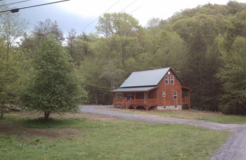 Damascus Cabin | Secluded with bold creek at 4000 elevation
