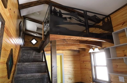 Aylett House | Secluded Wooded Charmant Chalet "Theme" Tiny Home - Off Grid