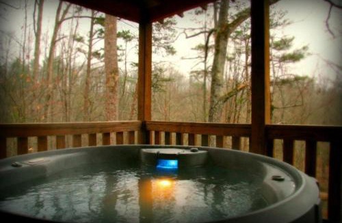 Elkin House | Secluded Woodland Cabin Rental with Hot Tub in Yadkin Valley Wine Region