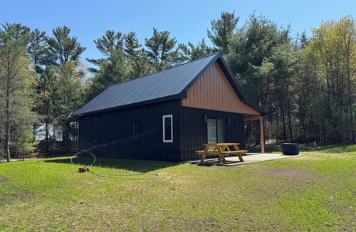 Le Roy Cabin | Secluded Woodland Escape