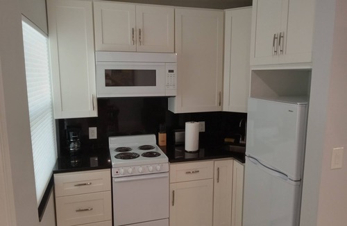 Central Sarasota Apartment | Second floor Apt D 1 mile from waterfront and downtown. Just 2 miles from beach!
